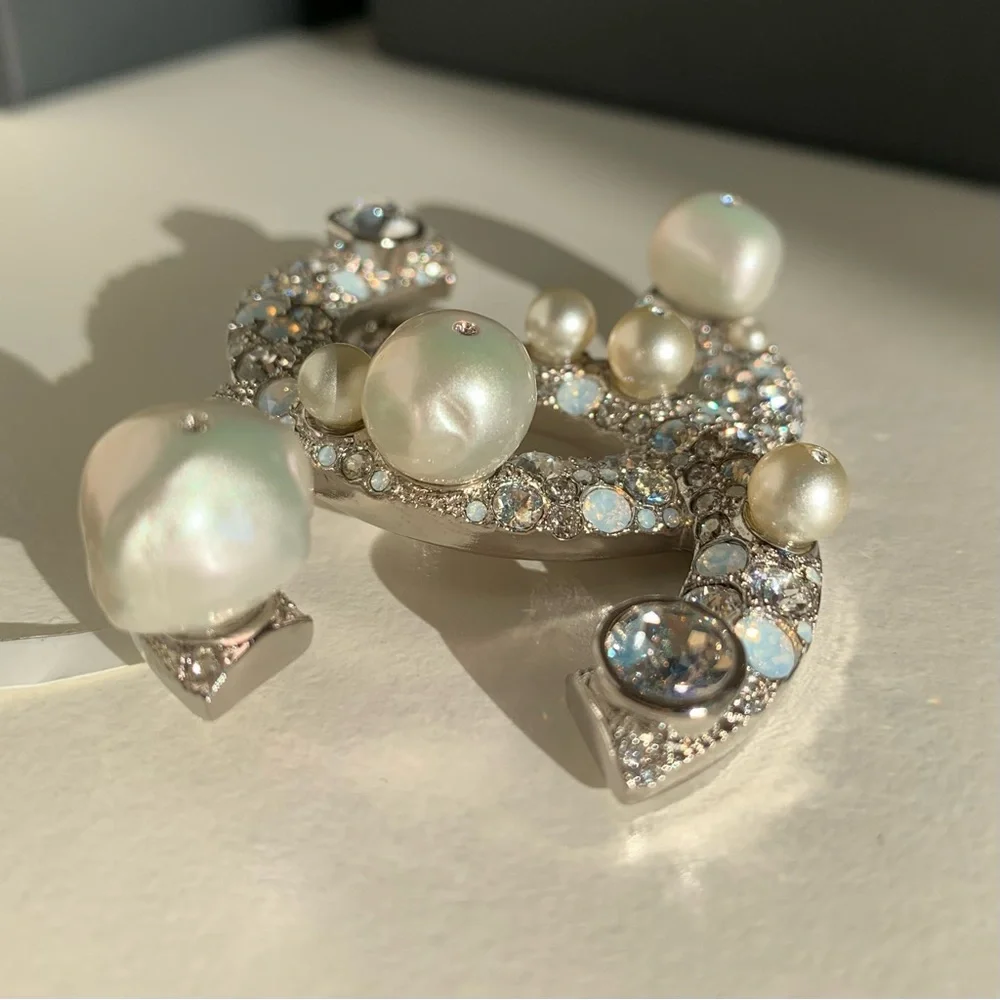 XL Pearl Chanel broach pin